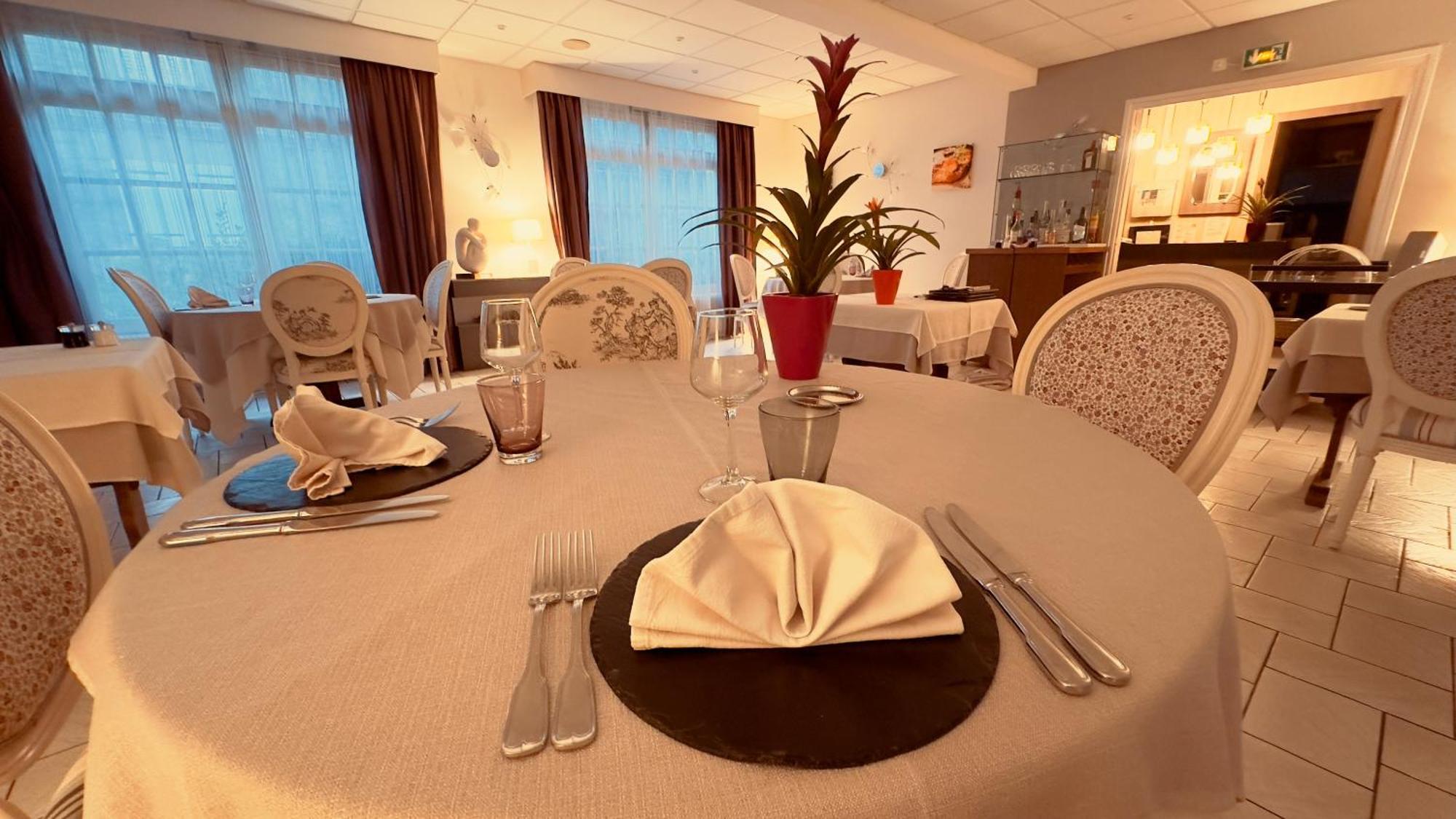 Logis Hotel Restaurant Des Voyageurs Tarnac Dış mekan fotoğraf